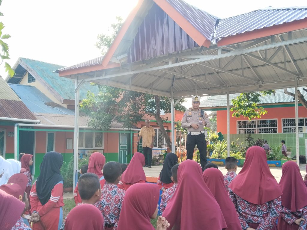 Cegah Kecelakaan dan Bullying di Sekolah, Personel Sat Lantas Polres Wajo Edukasi Anak SDN 23 Assorajang