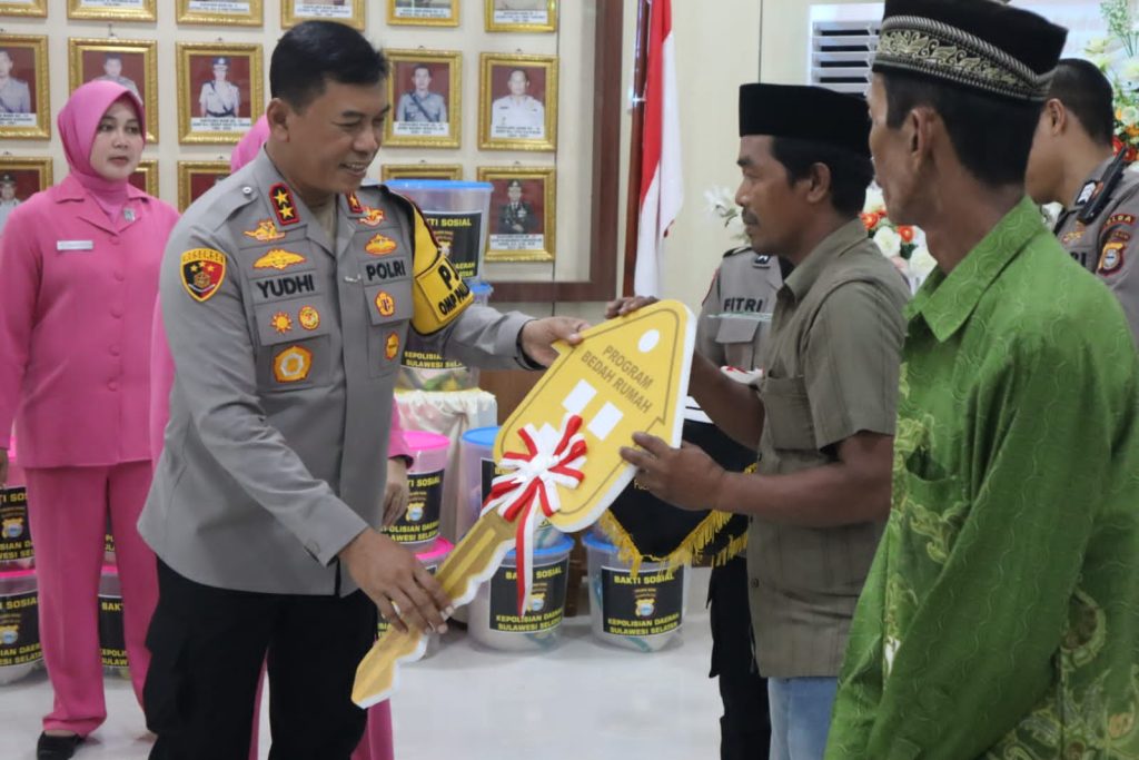 Dalam Rangka Cooling System Pilkada Damai, Kapolres Bone Dampingi Kapolda Sulsel Gelar Baksos