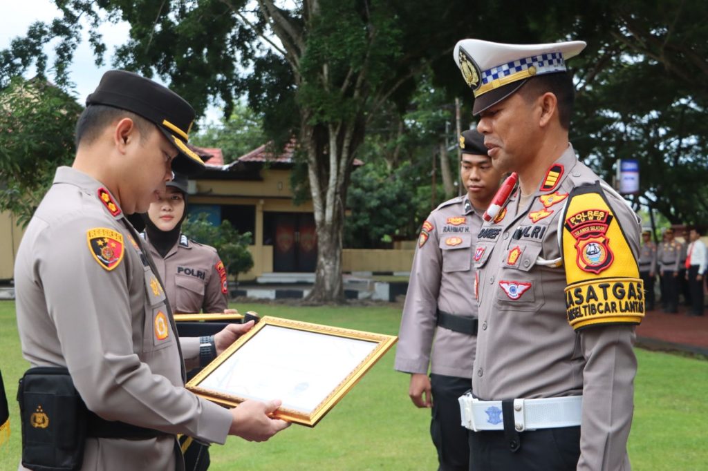 Kapolres Luwu Beri Penghargaan ke Satlantas dan Satintelkam Atas Capaian Kepatuhan Pelayanan Publik
