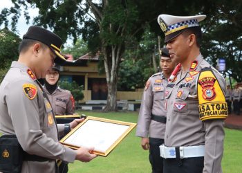 Kapolres Luwu Beri Penghargaan ke Satlantas dan Satintelkam Atas Capaian Kepatuhan Pelayanan Publik