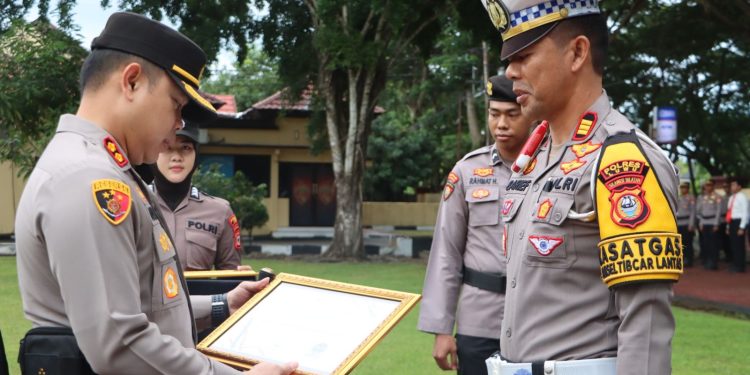 Kapolres Luwu Beri Penghargaan ke Satlantas dan Satintelkam Atas Capaian Kepatuhan Pelayanan Publik