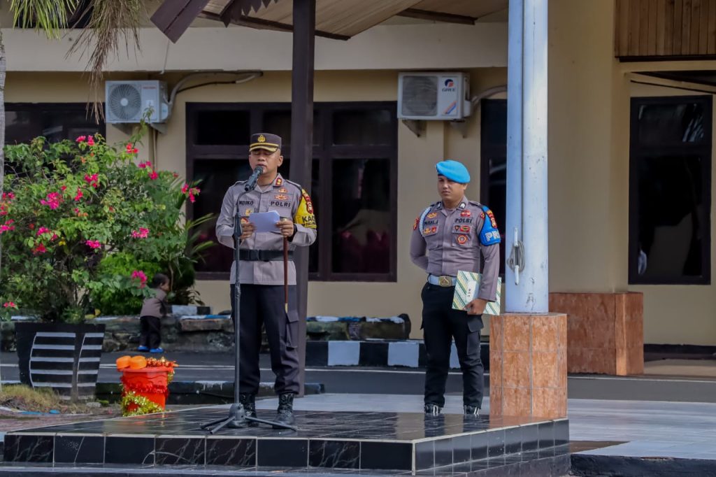 Kapolres Pinrang Pimpin Upacara Kenaikan Pangkat 42 Personel Periode 1 Januari 2025