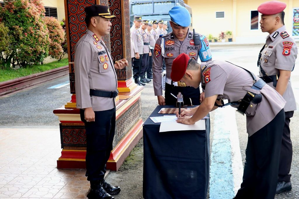 Kapolres Tana Toraja Pimpin Upacara Serah Terima Jabatan Kasat Reskrim dan Kasat Narkoba