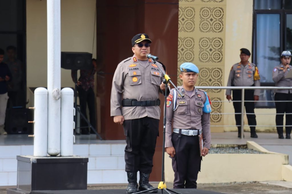 Kapolres Toraja Utara Pimpin Upacara Kenaikan Pangkat 13 Personel Periode 1 Januari 2025