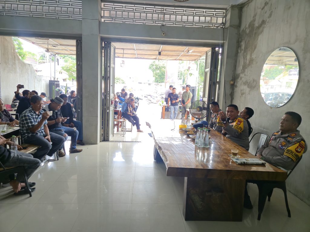 Kapolres Bone Bersama Kasat Lantas Ngopi Bareng Dengan Jurnalis