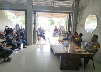 Kapolres Bone Bersama Kasat Lantas Ngopi Bareng Dengan Jurnalis