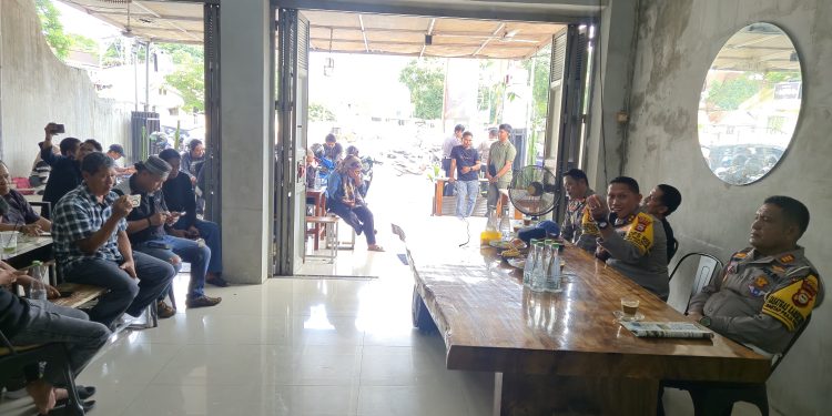 Kapolres Bone Bersama Kasat Lantas Ngopi Bareng Dengan Jurnalis