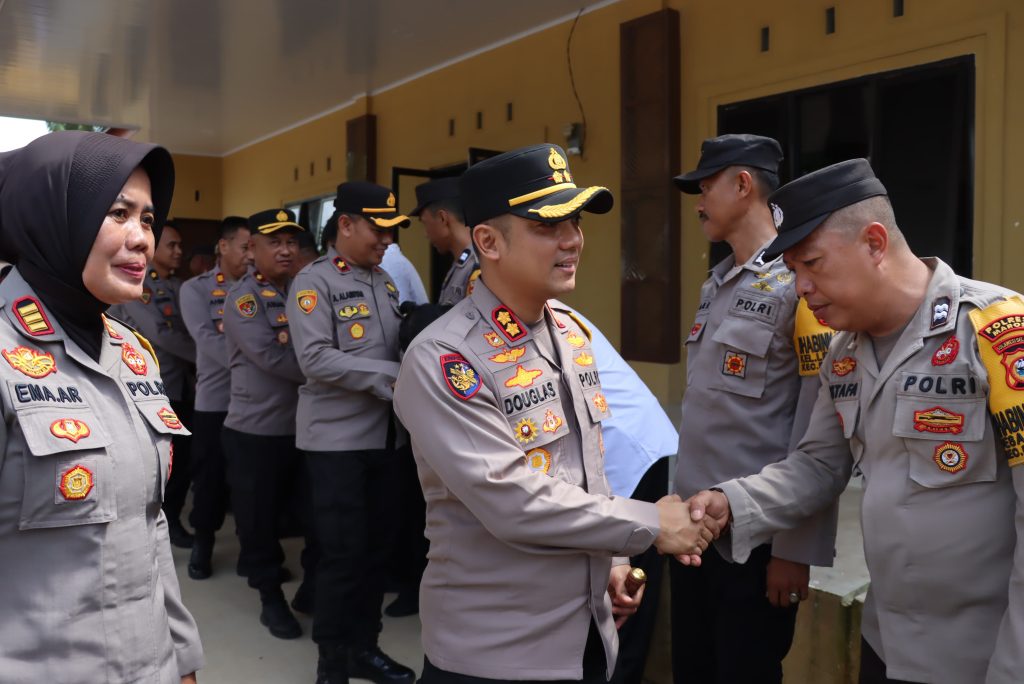Kapolres Maros bersama Ketua Bhayangkari Cabang Kunjungan Kerja ke Polsek Bantimurung