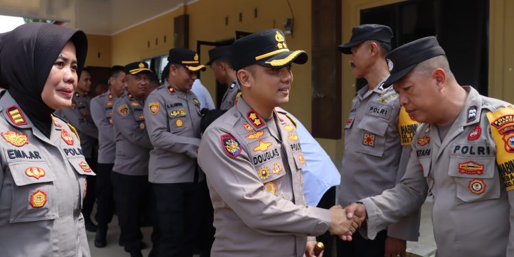 Kapolres Maros bersama Ketua Bhayangkari Cabang Kunjungan Kerja ke Polsek Bantimurung