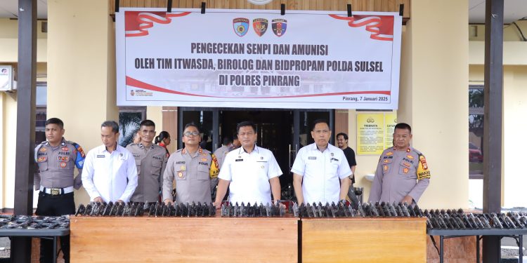 Tim Gabungan Polda Sulsel Lakukan Pemeriksaan Administrasi dan Senjata Api di Polres Pinrang