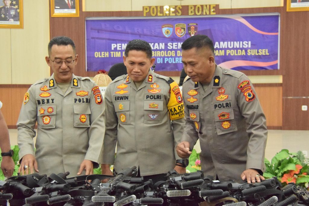 AKBP Beny Murjayanto Pimpin Pengecekan Senpi dan Amunisi Personel Polres Bone