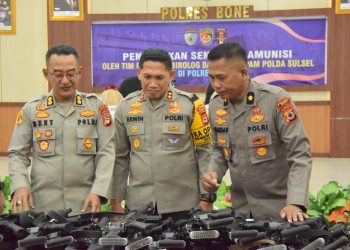 AKBP Beny Murjayanto Pimpin Pengecekan Senpi dan Amunisi Personel Polres Bone