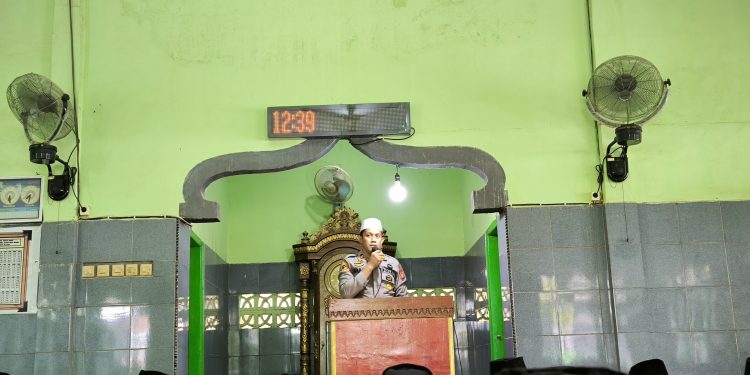 Melalui Safari Jumat, Kapolsek Palakka Himbau Warganya Jaga Kamtibmas