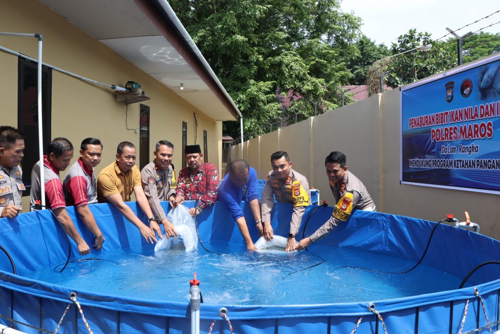 Dukung Program Asta Cita Presiden, Kapolres Maros Tebar 6000 Benih Ikan