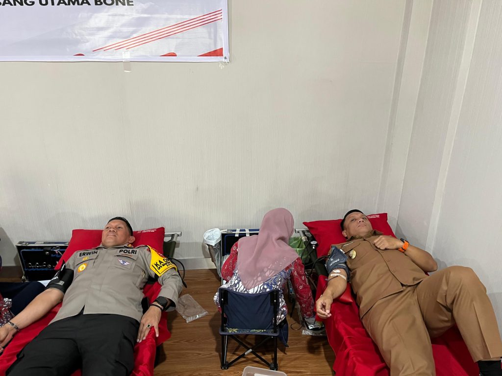 Kapolres Bone bersama Pj. Bupati Melakukan Donor Darah Dalam Rangka HUT Bank Sulselbar ke 64