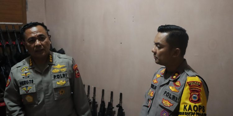 Tim Pengawasan Itwasum Polri Melakukan Pengecekan Senjata Api di Polres Maros