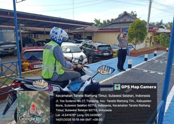 Personel Satlantas Polres Bone Berikan Pelayanan Prima Kepada Pemohon SIM