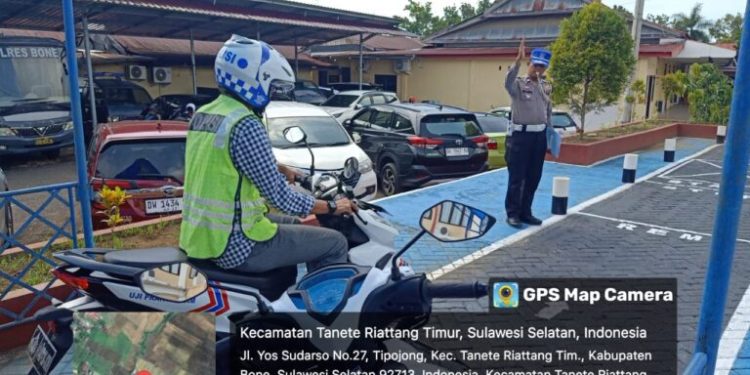 Personel Satlantas Polres Bone Berikan Pelayanan Prima Kepada Pemohon SIM