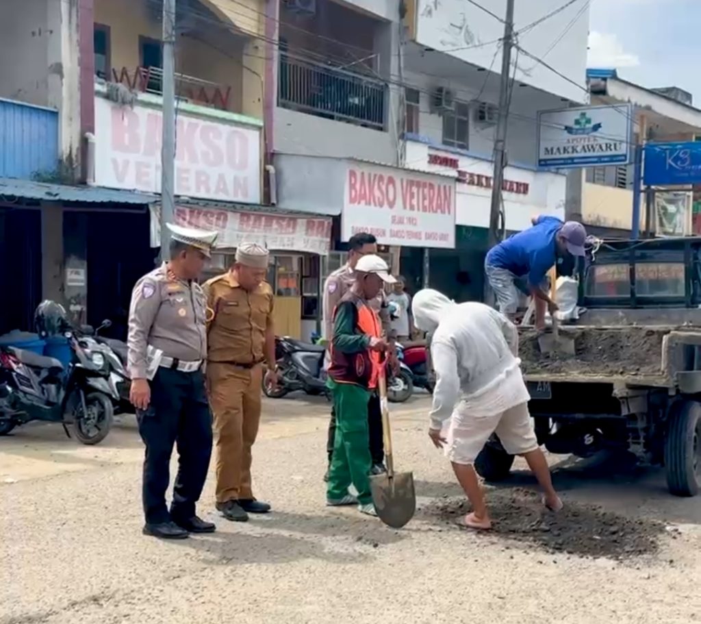 Kasat Lantas Polres Bone Turun bersama Dinas PU Timbun Jalan Berlubang