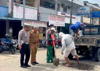 Kasat Lantas Polres Bone Turun bersama Dinas PU Timbun Jalan Berlubang
