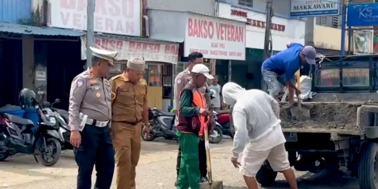 Kasat Lantas Polres Bone Turun bersama Dinas PU Timbun Jalan Berlubang
