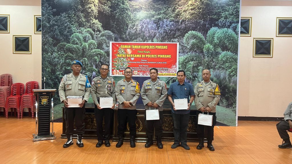 Kapolres Pinrang Gelar Acara Ramah Tamah Dalam Rangka Perayaan Natal Bagi Personel yang Beragama Nasrani
