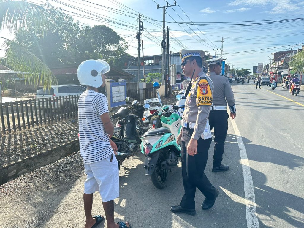 Kasat Lantas Polres Luwu Turun Lakukan Commander Wish Pagi, Edukasi dan Penindakan kepada Pelanggar