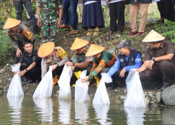 Dukung Astacita Presiden, Kapolres Luwu Pimpin Pelepasan Perdana Bibit Ikan