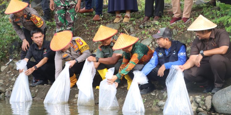 Dukung Astacita Presiden, Kapolres Luwu Pimpin Pelepasan Perdana Bibit Ikan