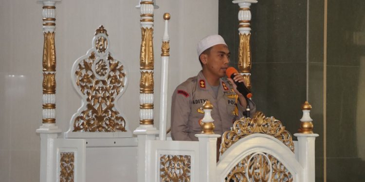 Kapolres Soppeng Laksanakan Safari Jumat di Masjid Darul Muttaqin Cabbenge