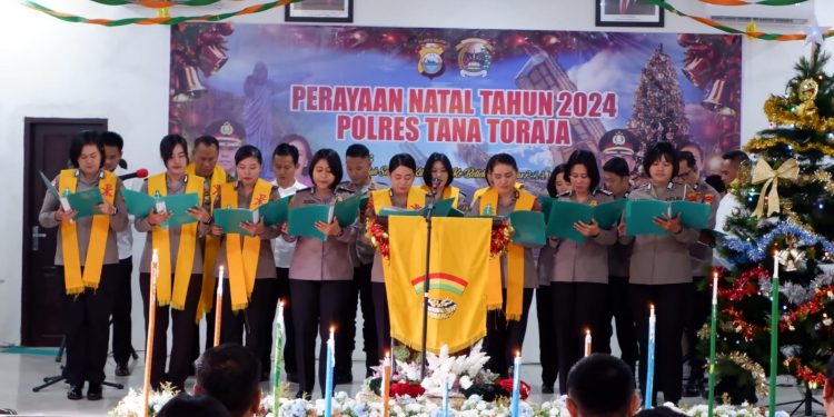 Tim Paduan Suara Polres Tana Toraja Tampil Memukau