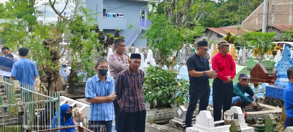 Kasat Lantas Polres Bone Pimpin Pengawalan Mobil Jenazah Dari Rumah Duka ke Pemakaman