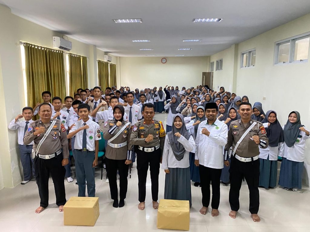Kasat Lantas Polres Soppeng bersama Personel Beri Edukasi Tertib Lalu Lintas ke Pelajar di Beberapa Sekolah