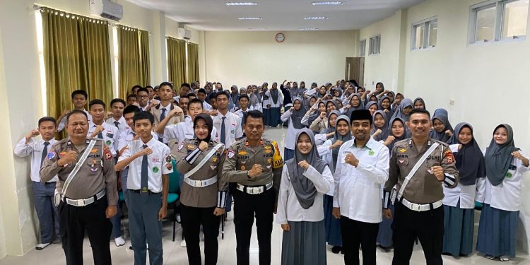 Kasat Lantas Polres Soppeng bersama Personel Beri Edukasi Tertib Lalu Lintas ke Pelajar di Beberapa Sekolah