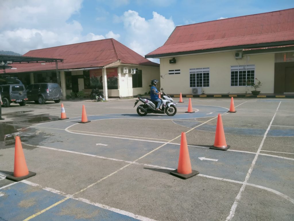 Personel Satpas SIM Polres Palopo Beri Pelayanan Ujian Teori dan Praktik ke Pemohon