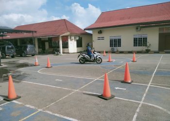 Personel Satpas SIM Polres Palopo Beri Pelayanan Ujian Teori dan Praktik ke Pemohon