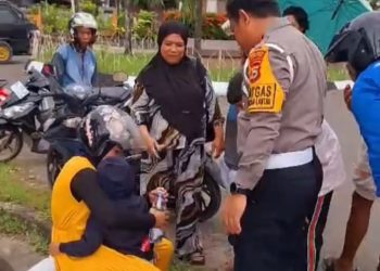 Aksi Heroik Kasat Lantas Polres Pinrang Yang Bantu Korban Kecelakaan Tunggal