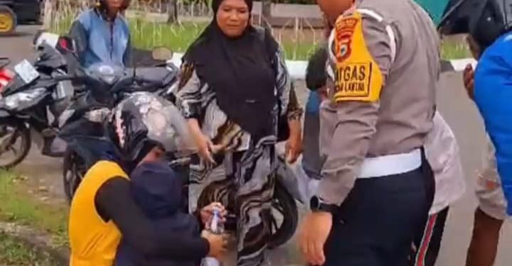Aksi Heroik Kasat Lantas Polres Pinrang Yang Bantu Korban Kecelakaan Tunggal