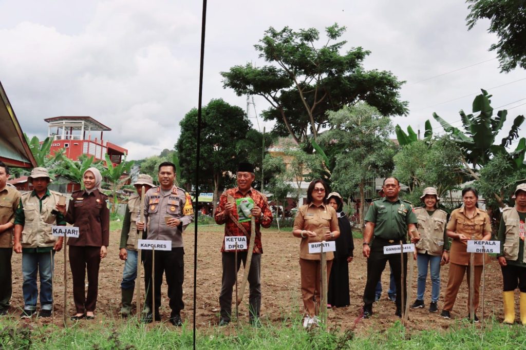 Dukung Program Ketahanan Pangan, Kapolres Tana Toraja bersama Forkopimda Tanam Jagung