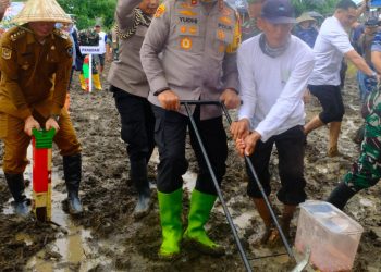 Kapolda Sulsel Melakukan Penanaman Jagung Serentak di Kabupaten Jeneponto