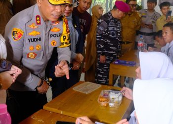 Kapolda Sulsel bersama Pj Gubernur Pantau Makan Siang Bergizi Gratis di SMAN 9 Jeneponto