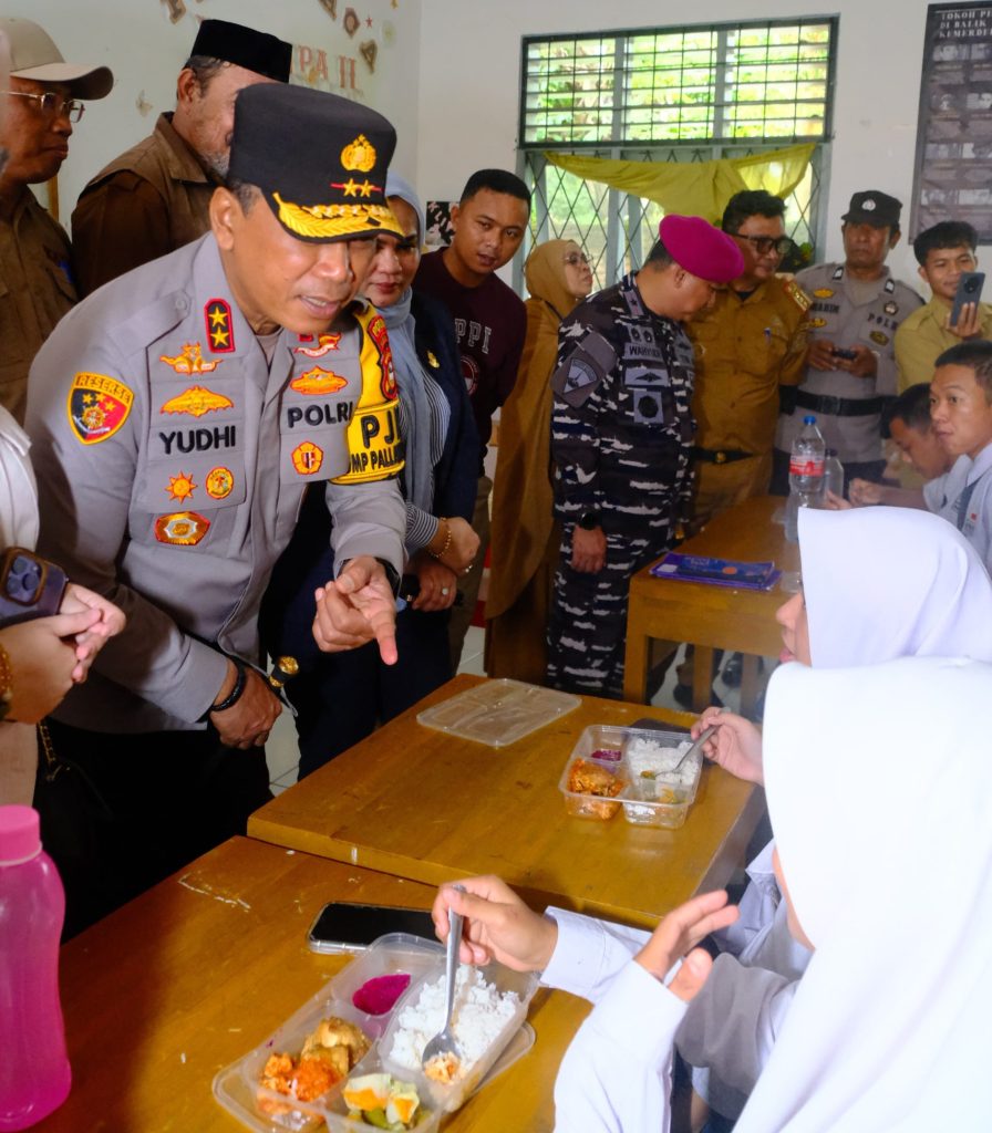 Kapolda Sulsel bersama Pj Gubernur Pantau Makan Siang Bergizi Gratis di SMAN 9 Jeneponto