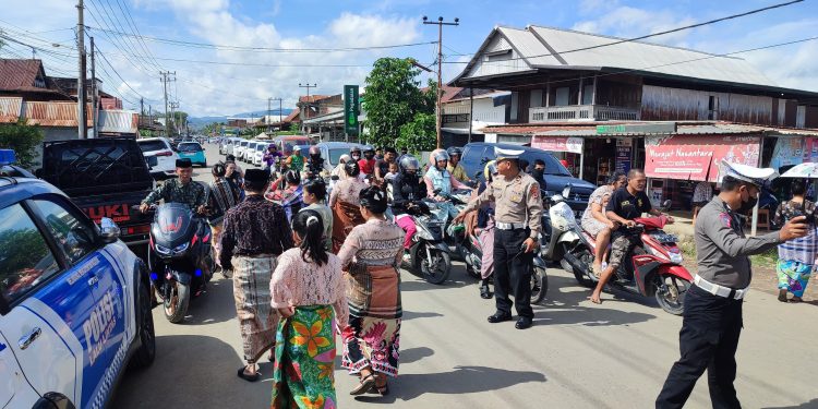 Tradisi Massempe Hindu Tolotang: Polres Sidrap Pastikan Kelancaran dan Keamanan