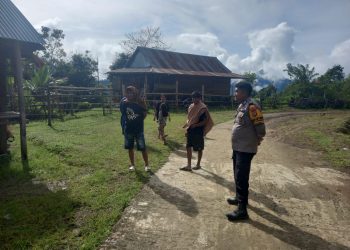Ciptakan Rasa Aman, Bhabinkamtibmas Polres Tana Toraja Sambangi Warga