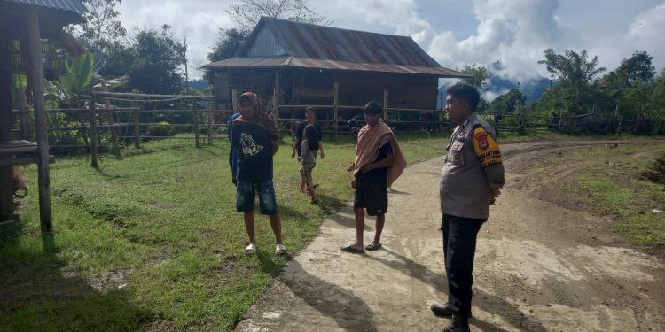 Ciptakan Rasa Aman, Bhabinkamtibmas Polres Tana Toraja Sambangi Warga