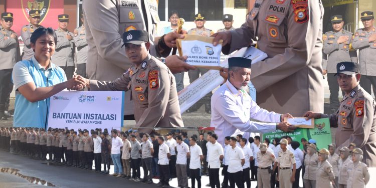 Kapolres Bone bersama Baznas dan PT PLN Beri Bantuan ke Bhabinkamtibmas Yang Terdampak Kebakaran