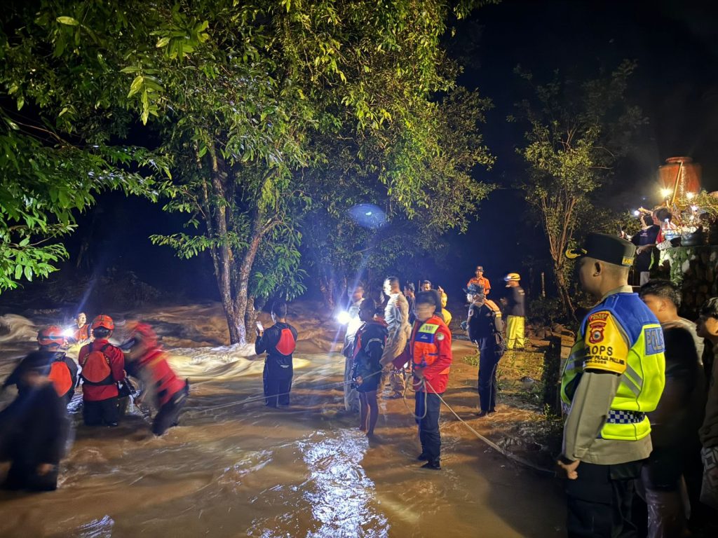 Kapolres Maros Turun Pantau Proses Evakuasi Korban Terseret Arus Sungai di Bislab