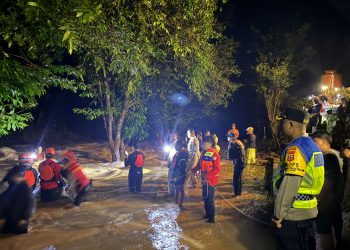 Kapolres Maros Turun Pantau Proses Evakuasi Korban Terseret Arus Sungai di Bislab