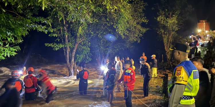 Kapolres Maros Turun Pantau Proses Evakuasi Korban Terseret Arus Sungai di Bislab