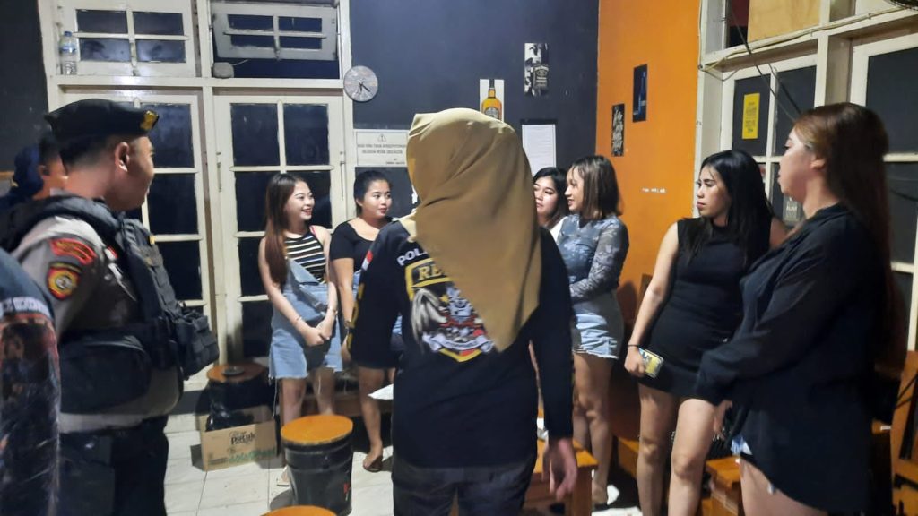 Personel Polres Soppeng Gelar Operasi Penertiban di Tempat Hiburan Malam, Puluhan Botol Miras Disita